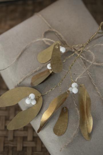 Gold Mistletoe for Hanging With White Beads