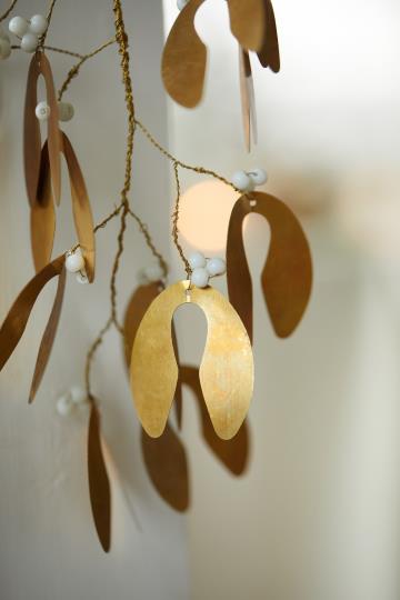 Gold Mistletoe for Hanging With White Beads - Large