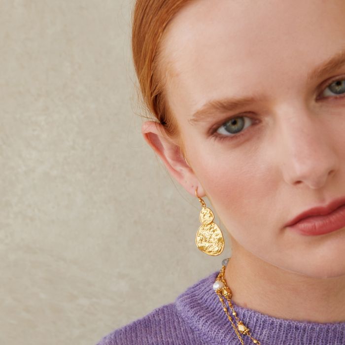 
                
                    Load image into Gallery viewer, Beaten Disk Earrings in Gold
                
            